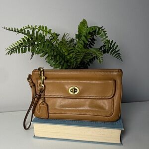 Vintage Y2K Coach Tan Leather Wristlet with Gold-Tone Turnlock